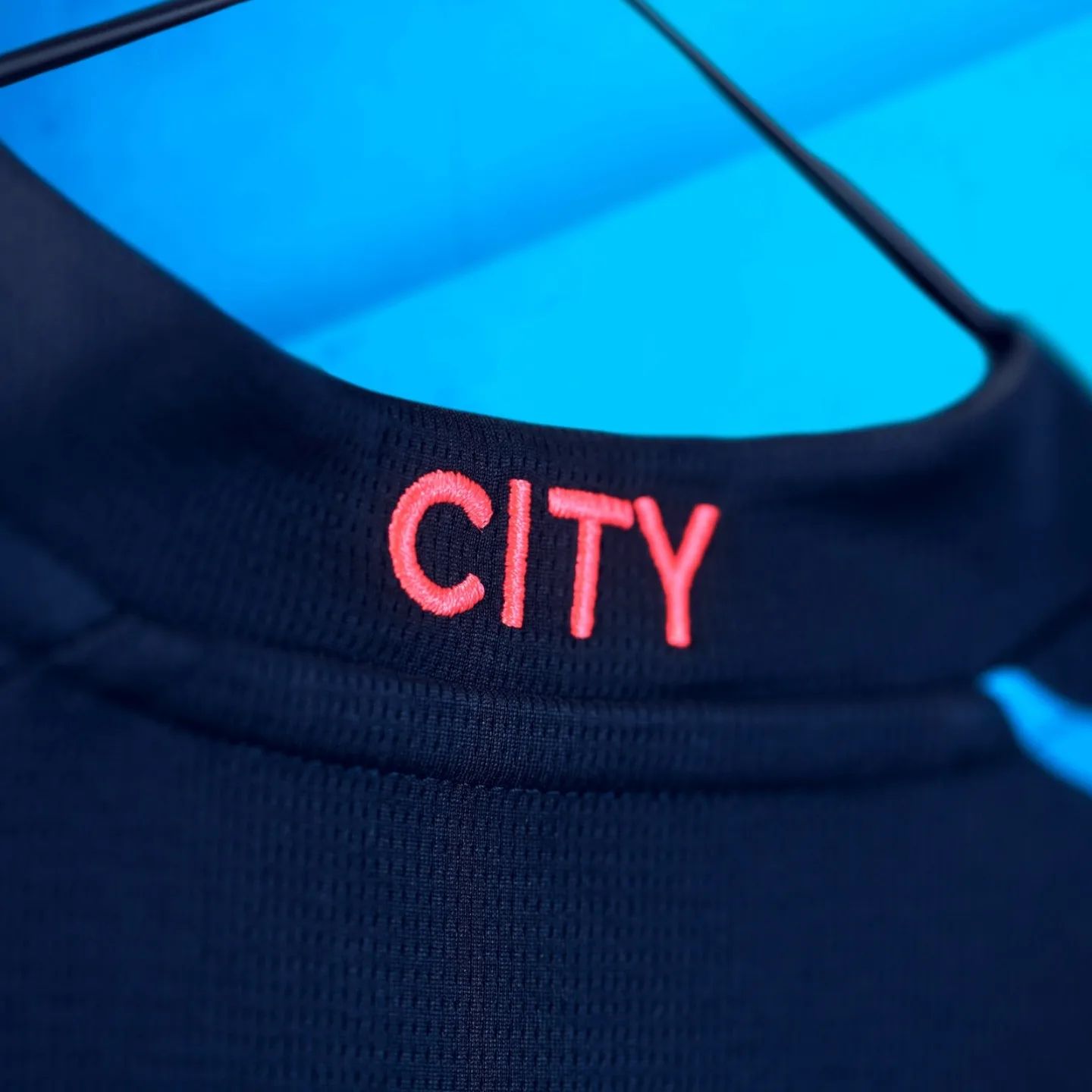 Логотип City на внутренней части формы Manchester City 2023-2024